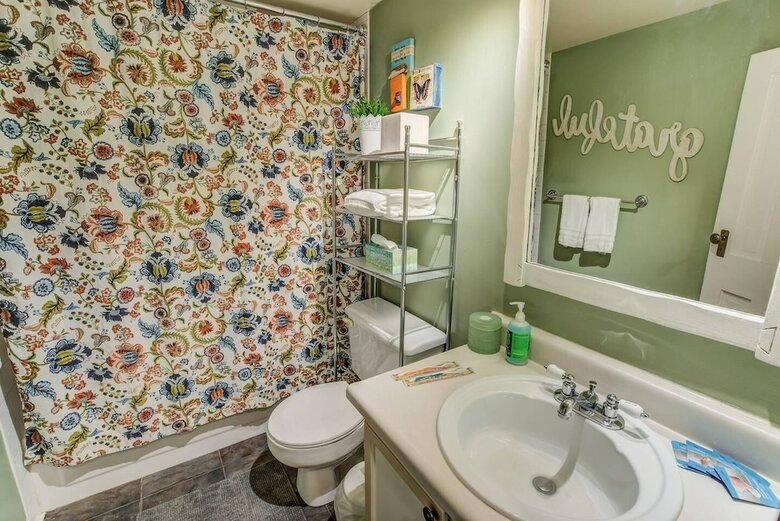 Apartamentos Whimsical Flat Color Unique & Chic Boutique