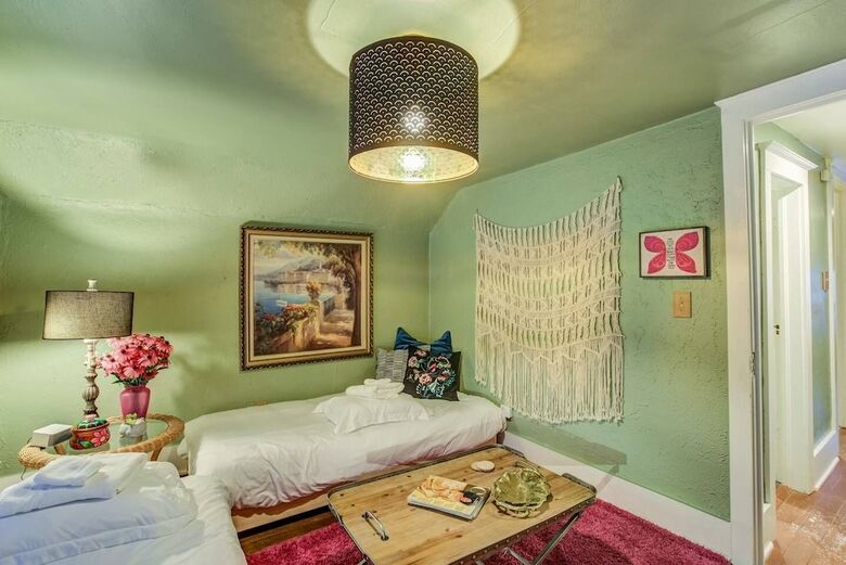 Apartamentos Whimsical Flat Color Unique & Chic Boutique