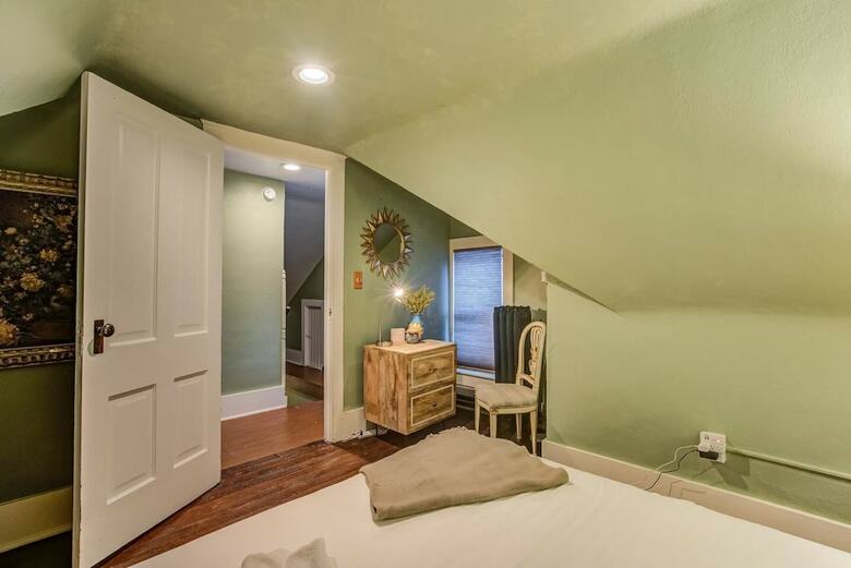 Apartamentos Whimsical Flat Color Unique & Chic Boutique