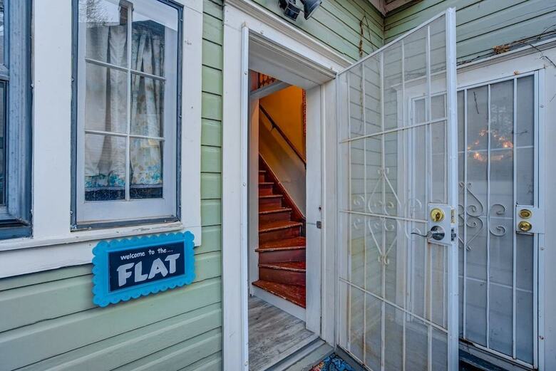 Apartamentos Whimsical Flat Color Unique & Chic Boutique