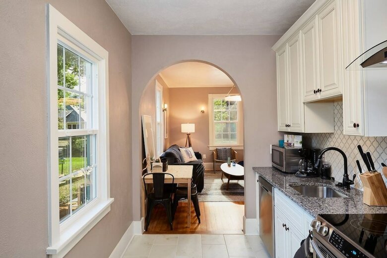 2br Olympic Center Downtown