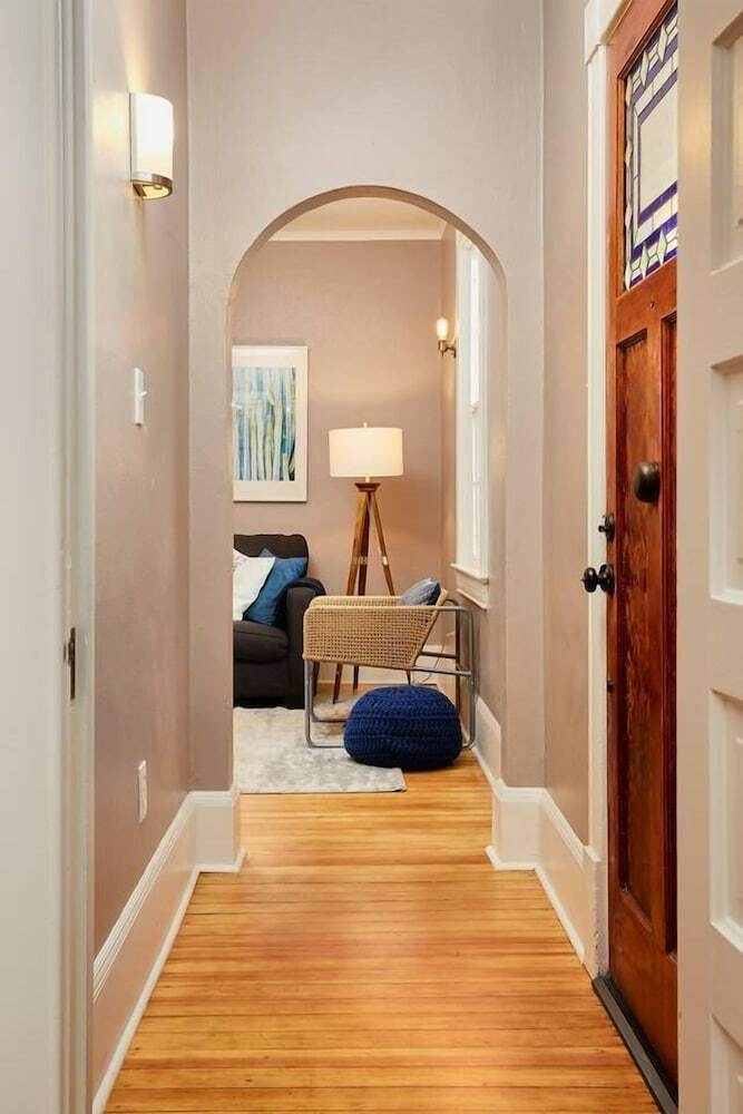 2br Olympic Center Downtown