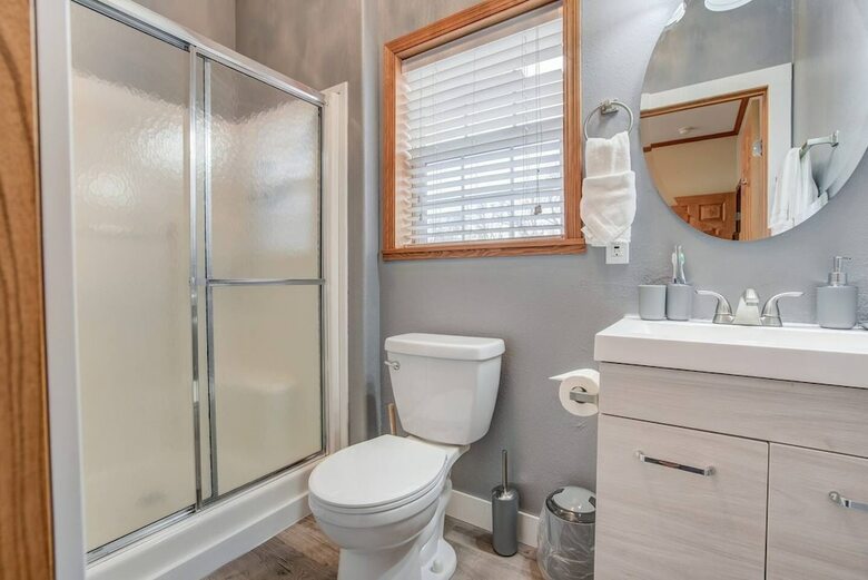 Pet-friendly 4 Br Family Stay Near Downtown