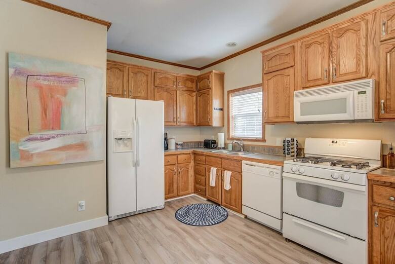Pet-friendly 4 Br Family Stay Near Downtown