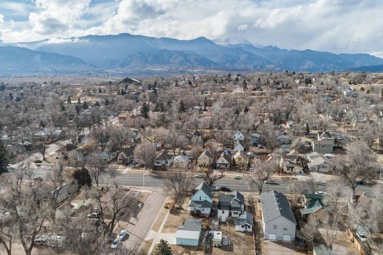Pet-friendly 4 Br Family Stay Near Downtown