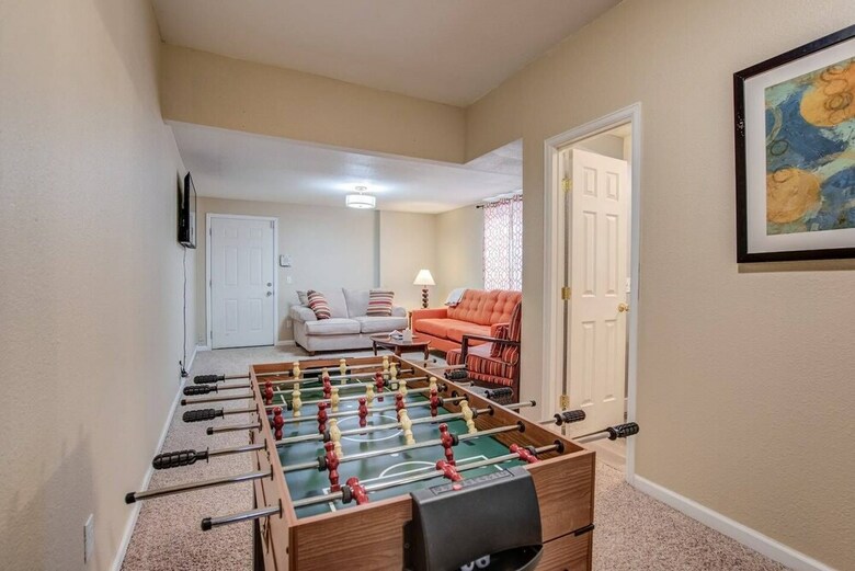 Pet-friendly 4 Br Family Stay Near Downtown