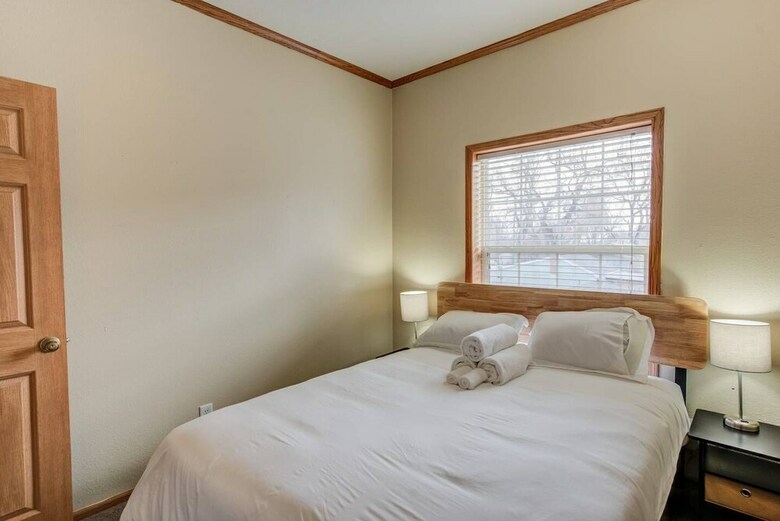 Pet-friendly 4 Br Family Stay Near Downtown