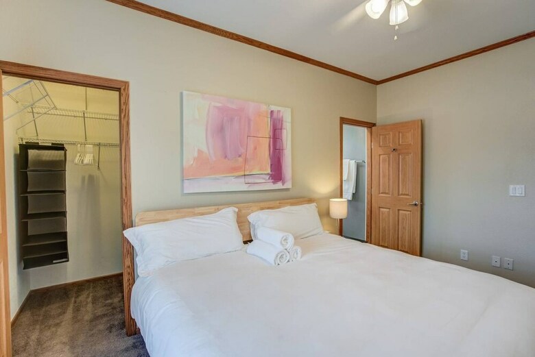 Pet-friendly 4 Br Family Stay Near Downtown