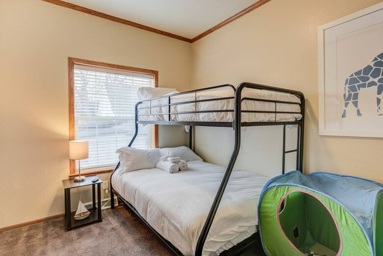 Pet-friendly 4 Br Family Stay Near Downtown