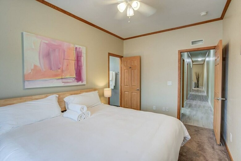Pet-friendly 4 Br Family Stay Near Downtown