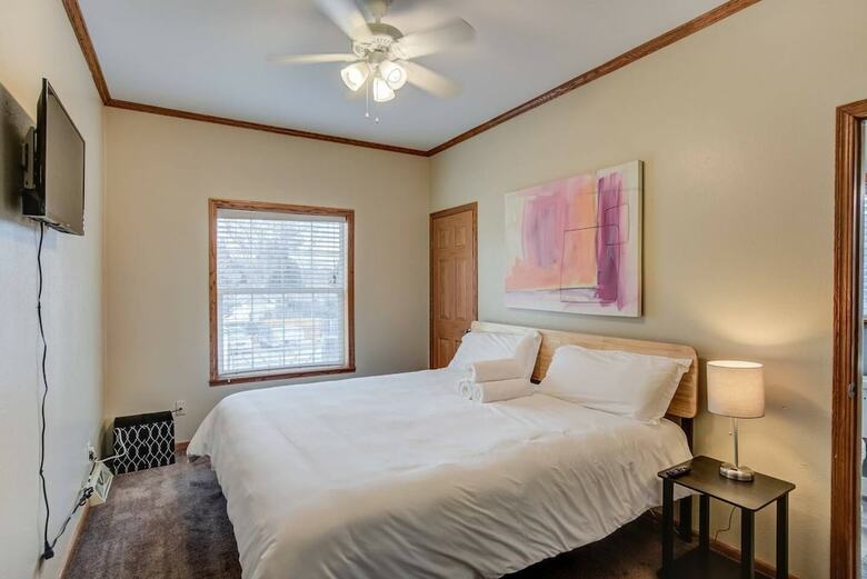 Pet-friendly 4 Br Family Stay Near Downtown
