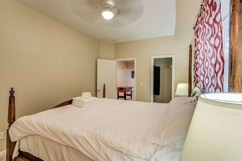 Pet-friendly 4 Br Family Stay Near Downtown
