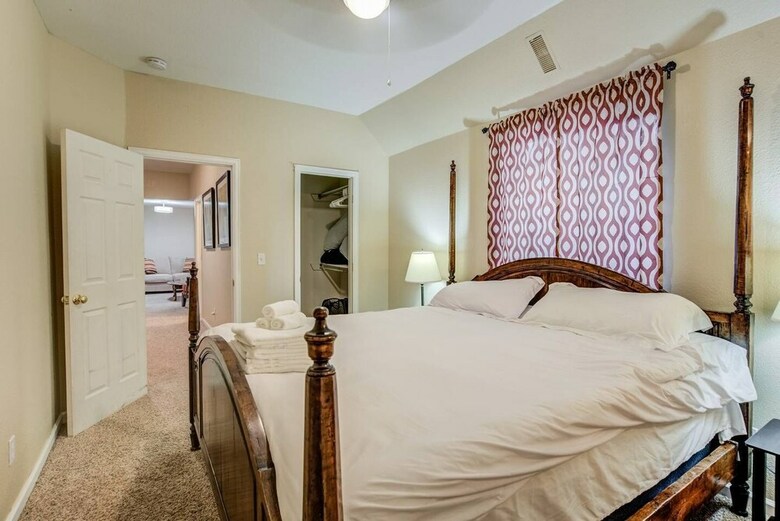 Pet-friendly 4 Br Family Stay Near Downtown