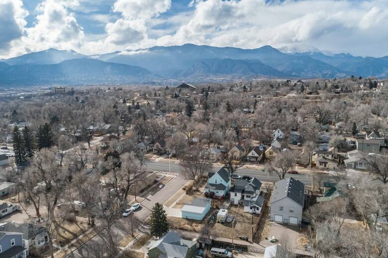 Pet-friendly 4 Br Family Stay Near Downtown