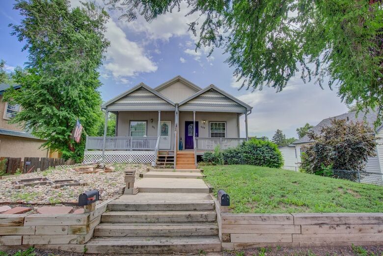 Pet-friendly 4 Br Family Stay Near Downtown