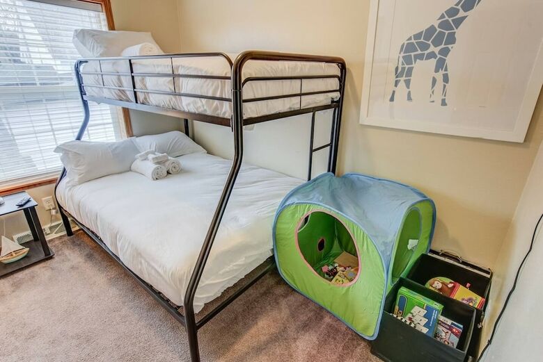 Pet-friendly 4 Br Family Stay Near Downtown