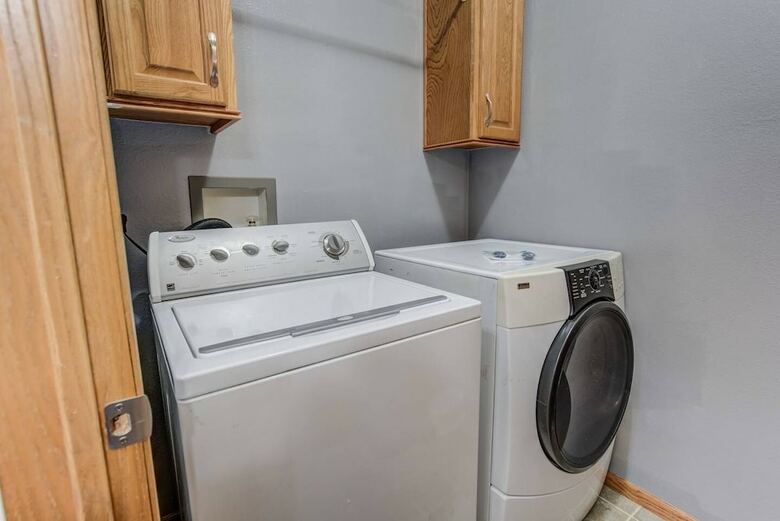 Pet-friendly 4 Br Family Stay Near Downtown