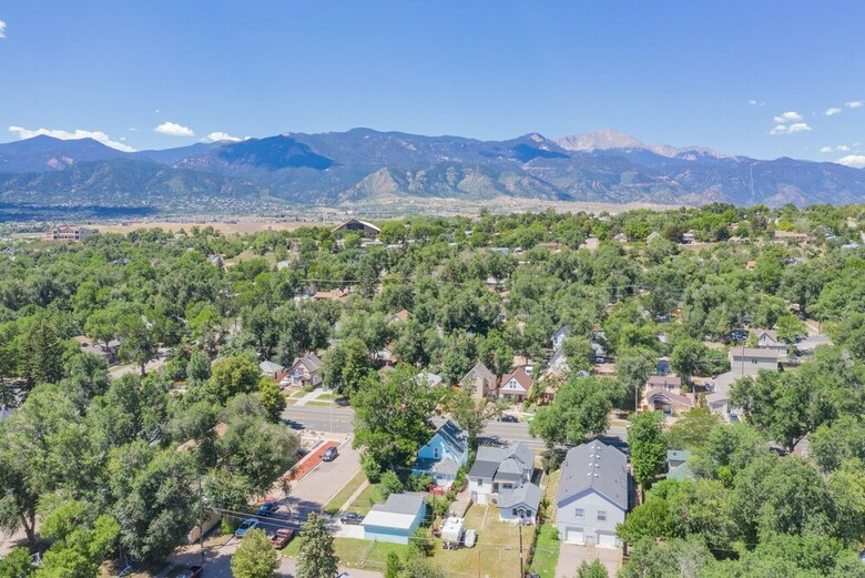 Pet-friendly 4 Br Family Stay Near Downtown