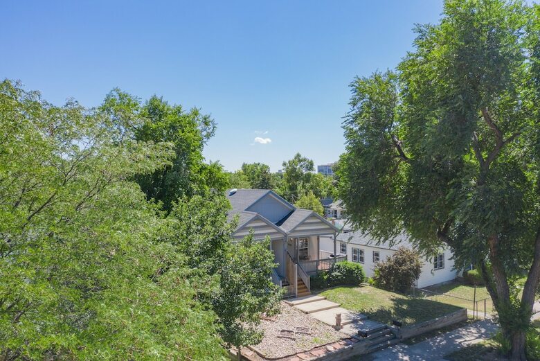 Pet-friendly 4 Br Family Stay Near Downtown