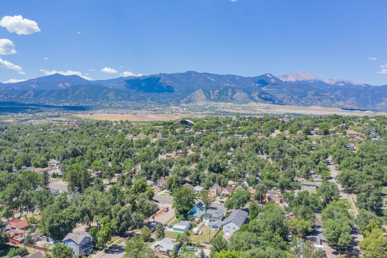 Pet-friendly 4 Br Family Stay Near Downtown