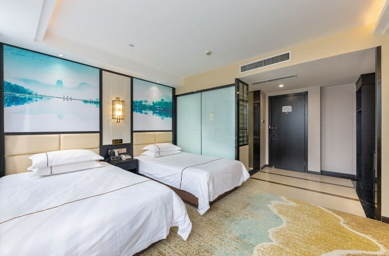 Yiwu Luck Bear Hotel