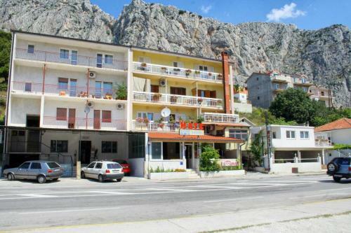 Apartments With Wifi Omis - 2757