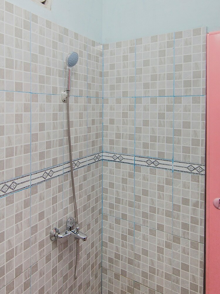Hostal Oyo 1701 Bagus Inn