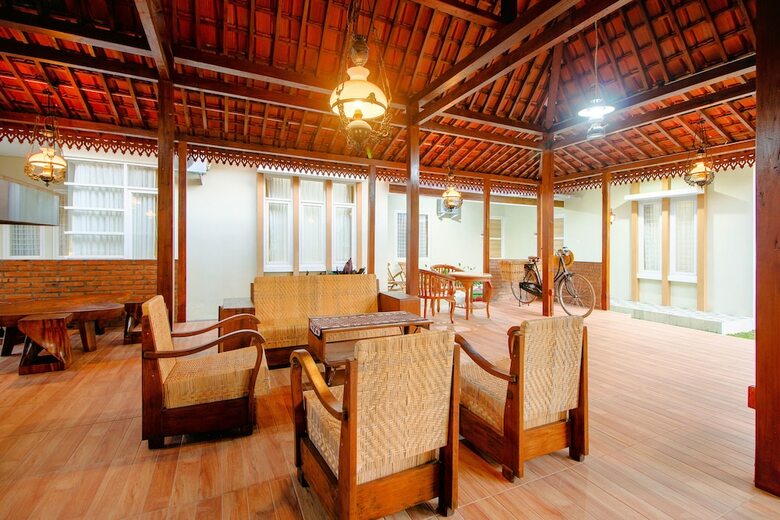 Hotel Oyo 2010 Dalem Jongke Homestay