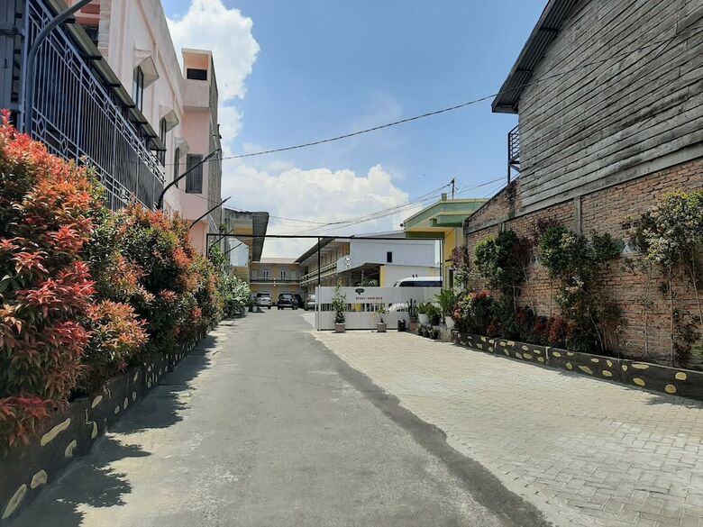 Oyo 1698 Hotel Juma Eluk