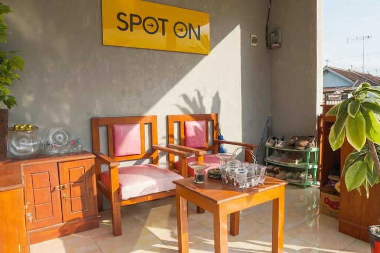 Hostal Spot On 1746 Putri Kuning Residence