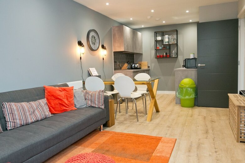Stylish Warehouse Apartment In Central Cardiff