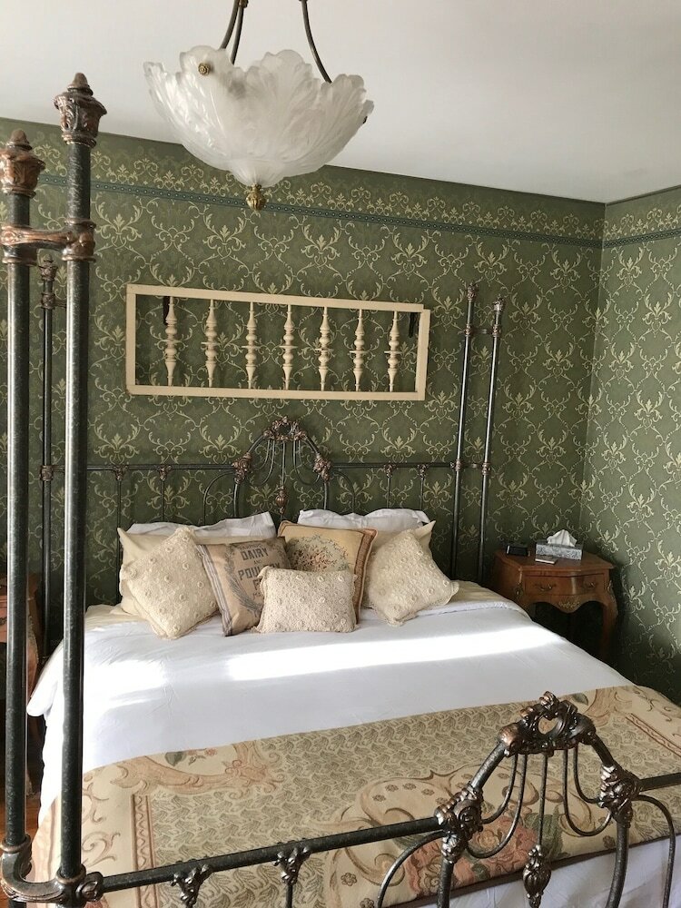 Bed & Breakfast Iron Amethyst Inn