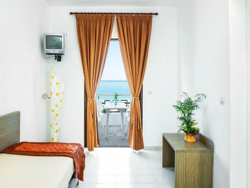 Xenios Dolphin Beach Hotel