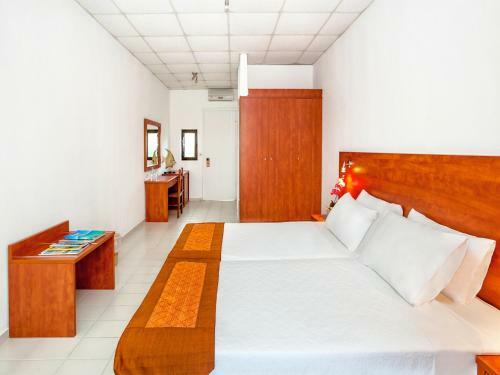 Xenios Dolphin Beach Hotel