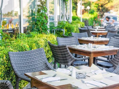 Xenios Dolphin Beach Hotel