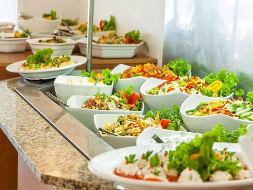 Xenios Dolphin Beach Hotel