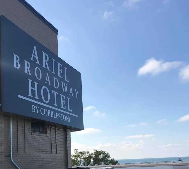 Ariel Broadway Hotel By Cobblestone