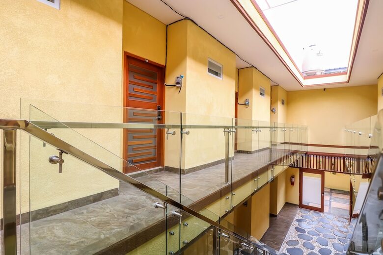 Hostal Oyo 2234 Dewi Uma House