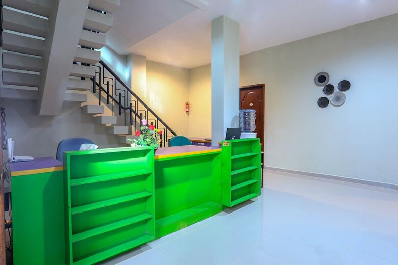 Hostal Oyo 2409 Safara Guesthouse Syariah