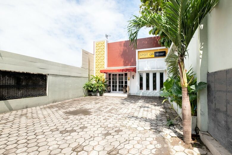 Hostal Spot On 2419 Rumah Nugraha Hotel Syariah