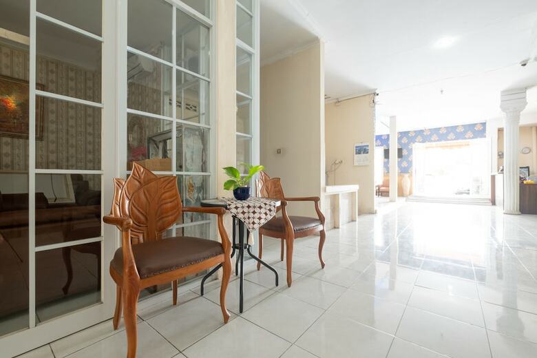 Hostal Spot On 2419 Rumah Nugraha Hotel Syariah