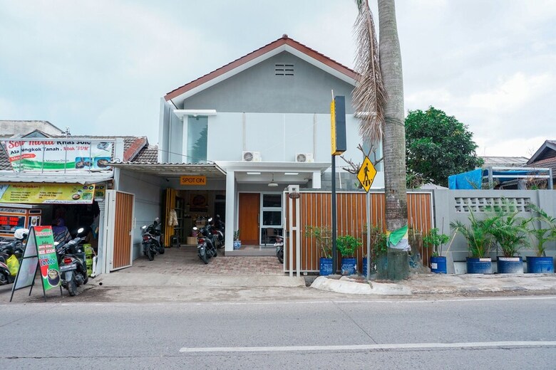 Hostal Oyo 2279 Rumah Teteh
