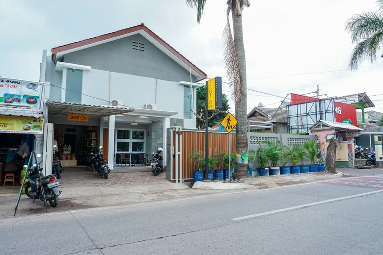Hostal Oyo 2279 Rumah Teteh