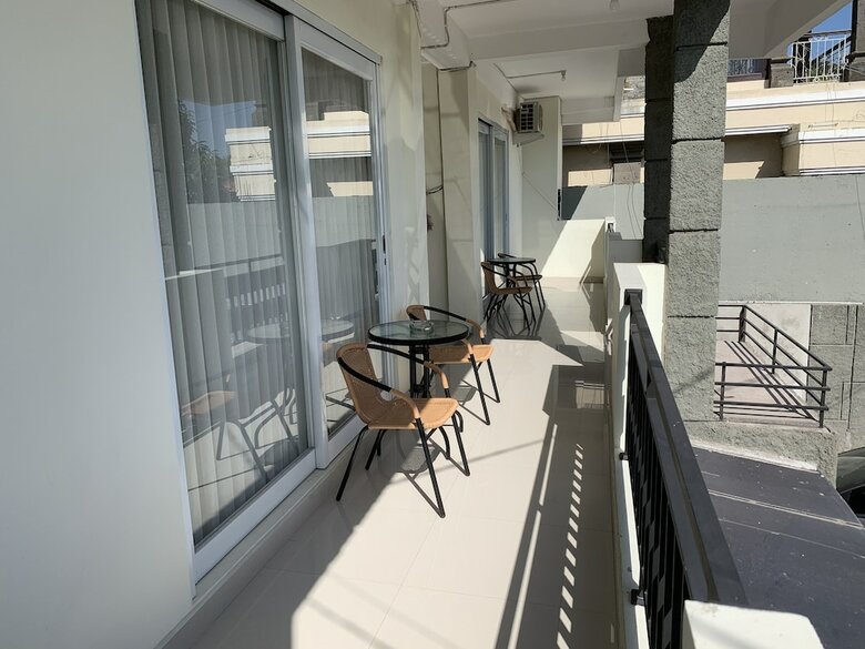 Hostal Oyo 2203 Wira Residence