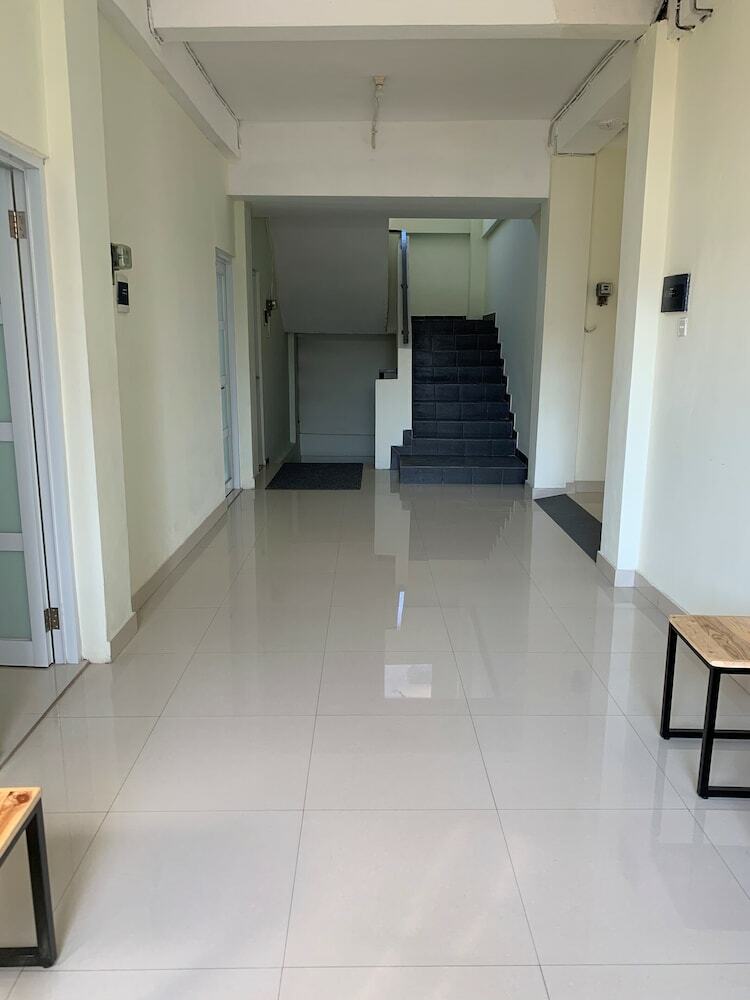 Hostal Oyo 2203 Wira Residence