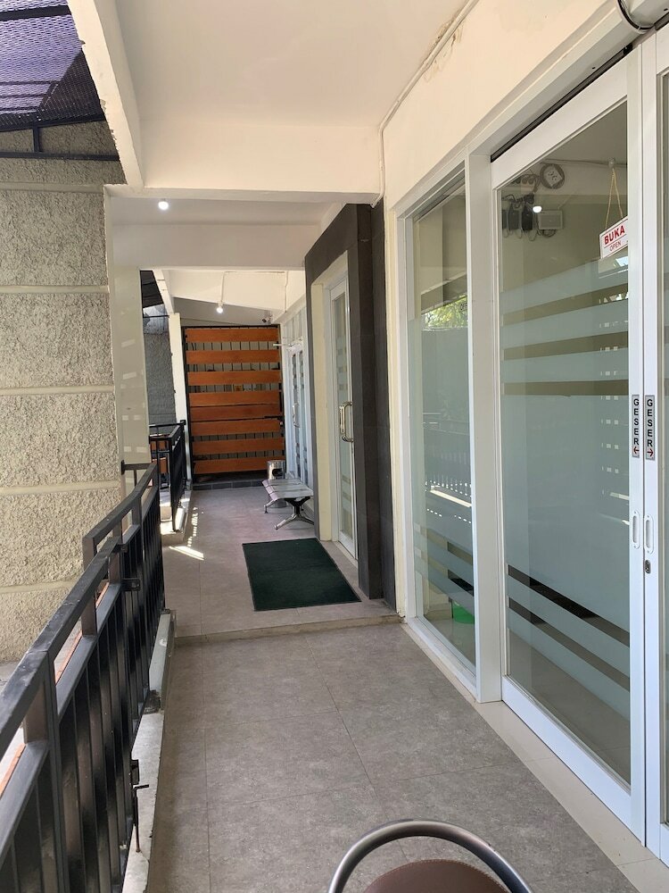 Hostal Oyo 2203 Wira Residence