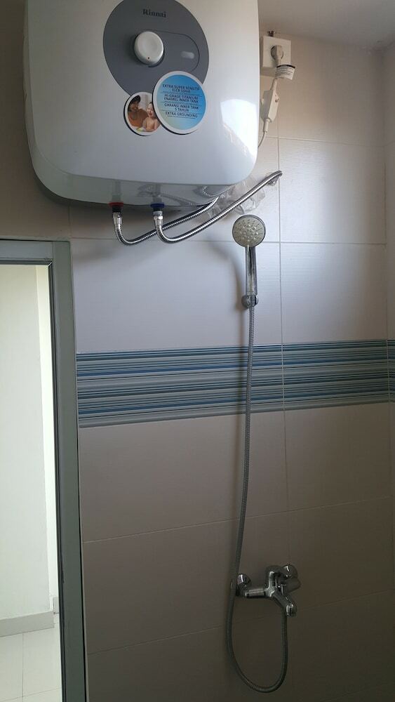 Hostal Oyo 2203 Wira Residence