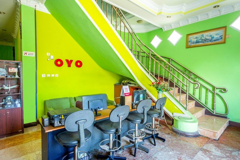 Hostal Oyo 2848 Senaz Guesthouse