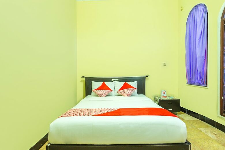 Hostal Oyo 2848 Senaz Guesthouse