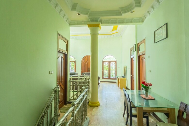 Hostal Oyo 2848 Senaz Guesthouse